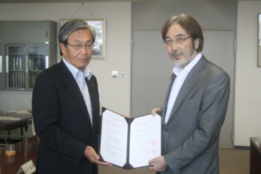 協定書を手にする福家徳島県教育委員会教育長（左）と田中鳴門教育大学長（右）
