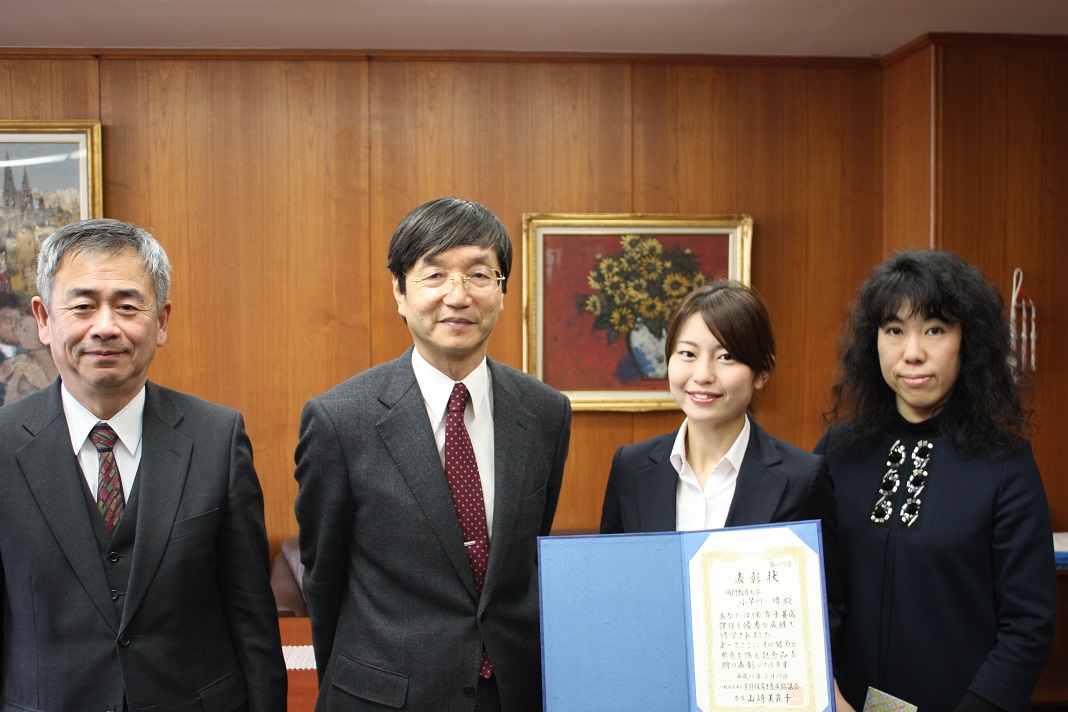 （左から）大石理事，山下学長，小早川さん，木村准教授.JPG