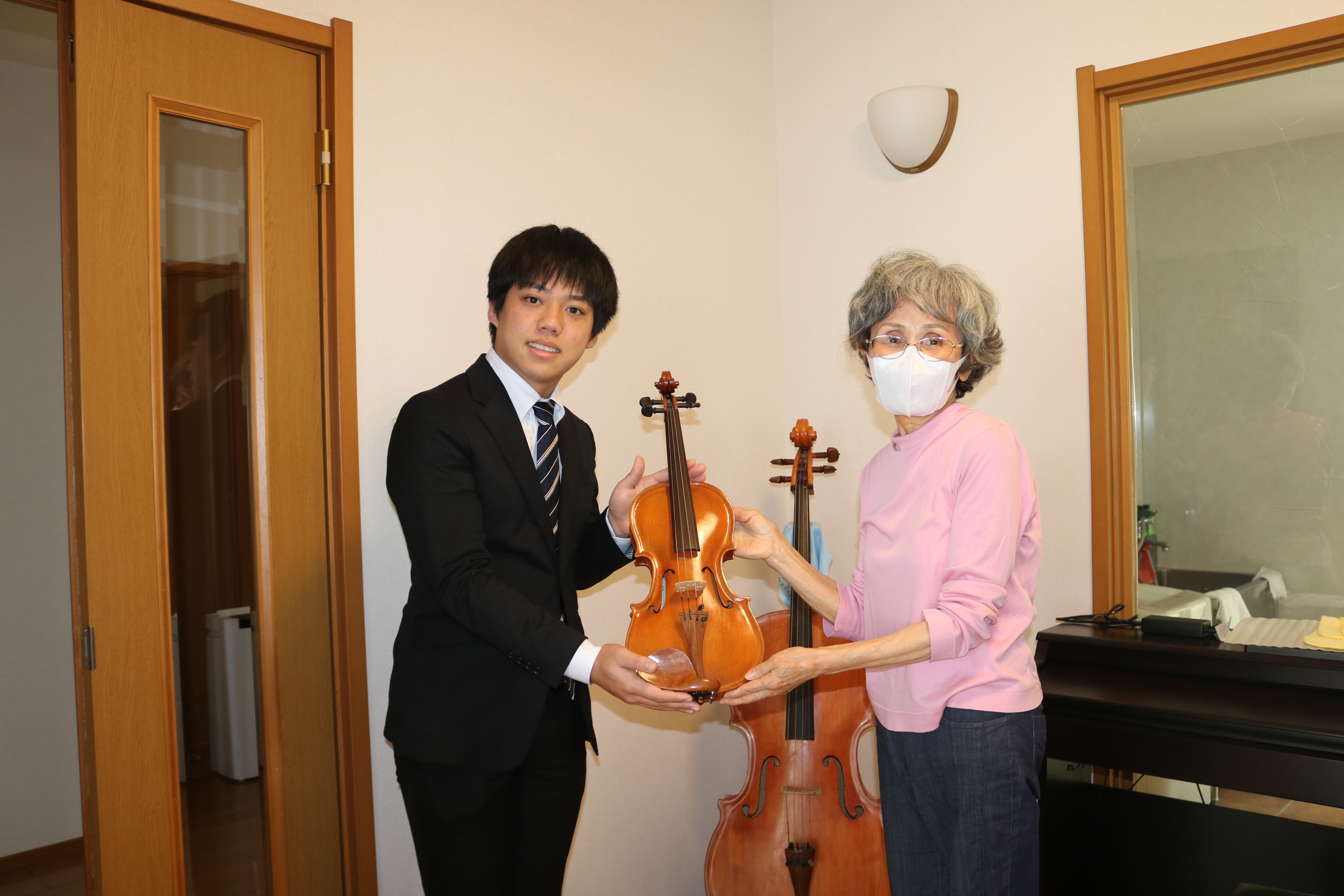 バイオリンとチェロ受贈の様子