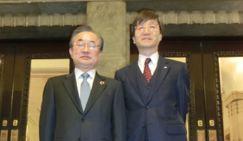 髙木氏と山下学長.jpg