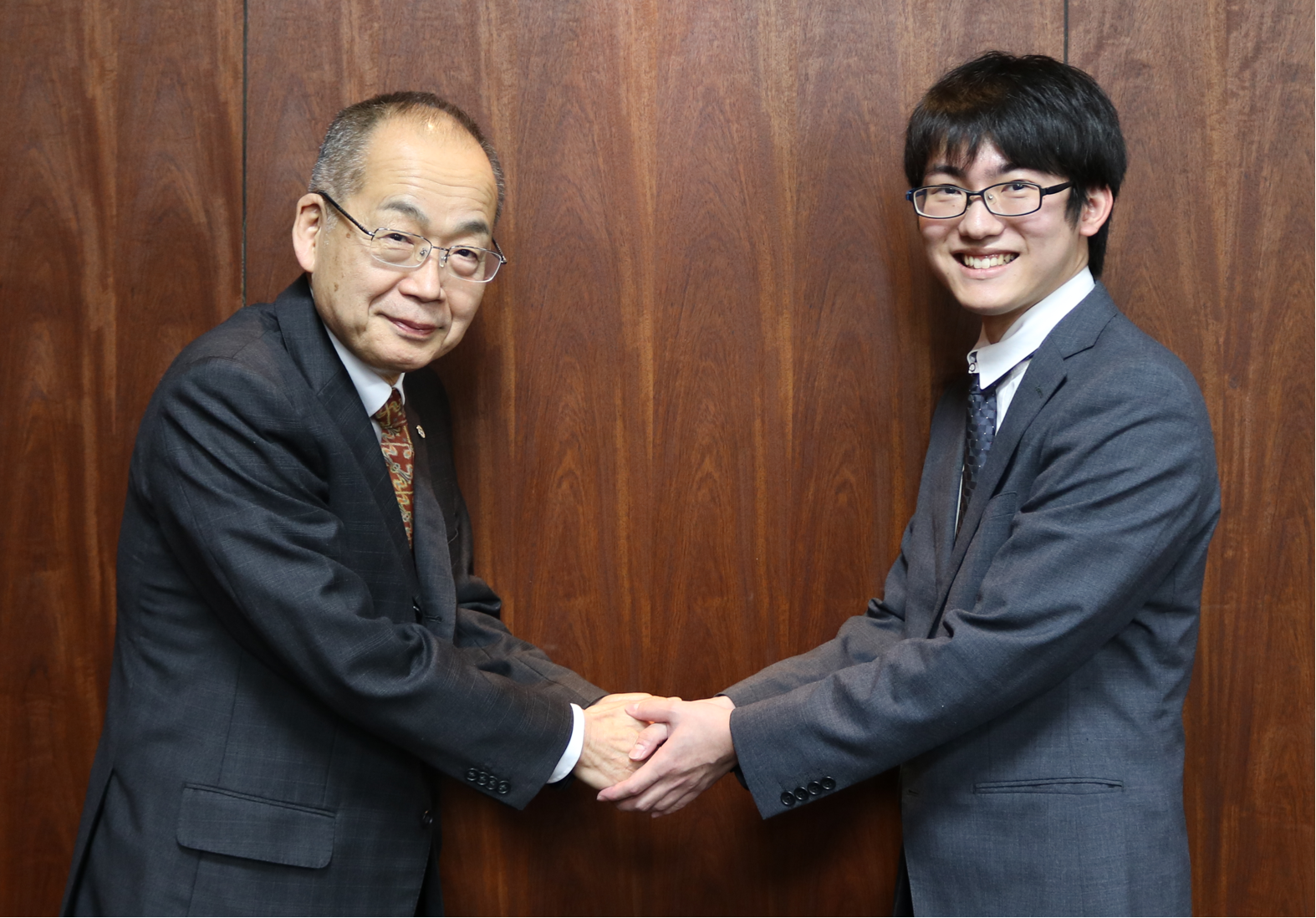 学長×安藤さん（握手）.png