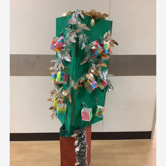 小学部2組(3,4年生)大きなクリスマスツリー