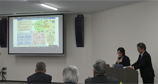 研究報告の様子の写真