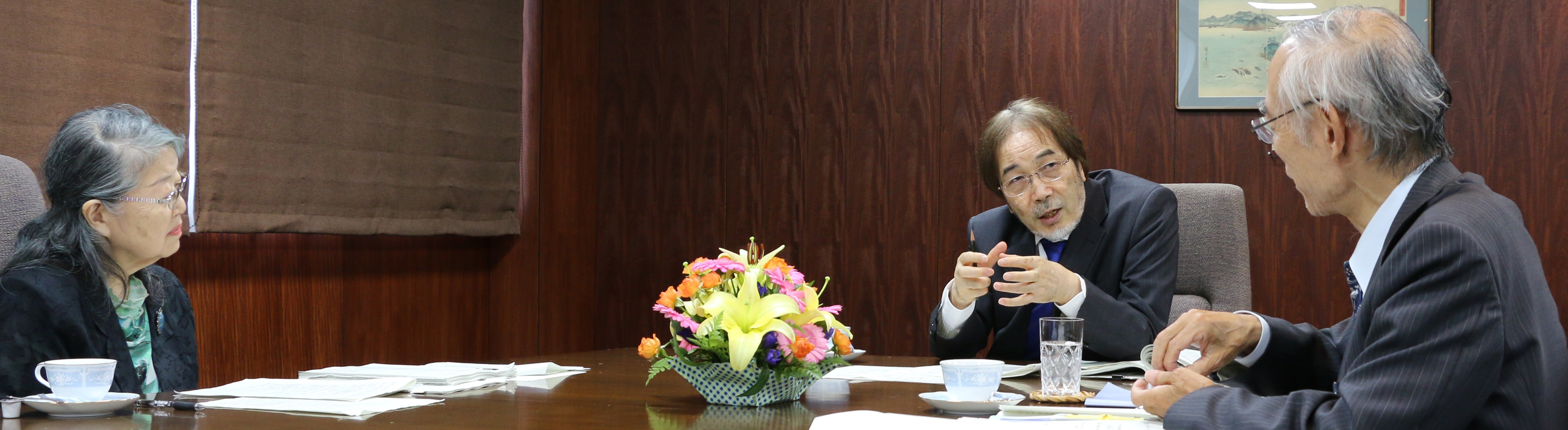 ３ショット（左から村松氏，田中学長，若井氏）.jpg