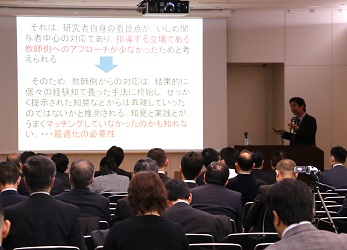 ネットいじめやスマホ問題に関する講演を行う阪根教授