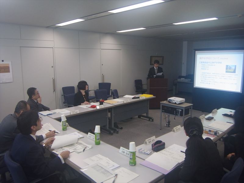 修了生の活動報告を聞く山下学長,佐古理事ら.jpg 修了生の活動報告を聞く山下学長,佐古理事ら.jpg