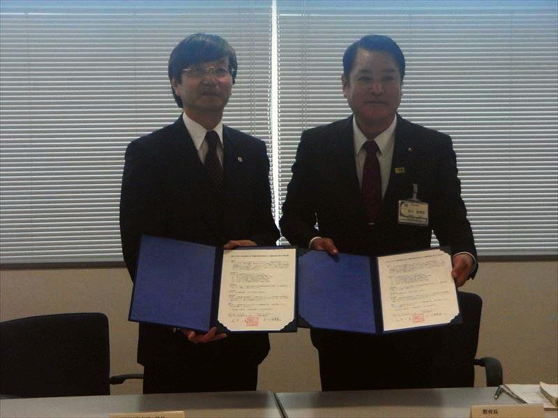 山下学長(左),玉川鈴鹿市教育長.jpg 山下学長(左),玉川鈴鹿市教育長.jpg