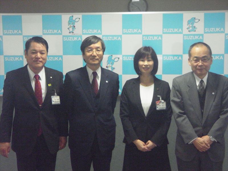 左から玉川鈴鹿市教育長,山下学長,末松鈴鹿市長,佐古理事.jpg 左から玉川鈴鹿市教育長,山下学長,末松鈴鹿市長,佐古理事.jpg