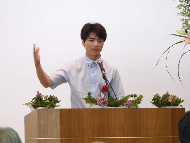 日中友好交流についてスピーチする劉暢さん.jpeg
