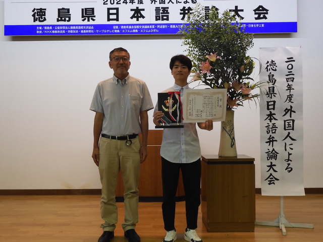国際交流担当の小澤副学長（左）と劉暢さん