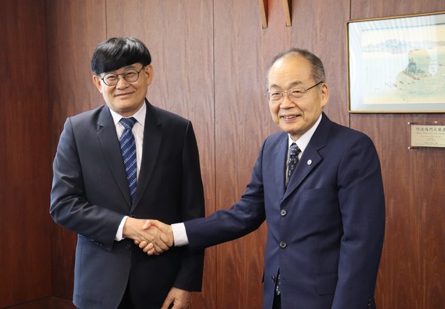 握手をかわすプット大臣と佐古学長