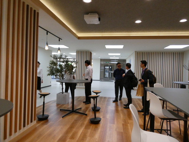 留学生の案内で共通講義B棟を見学