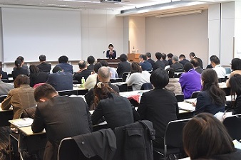 特別講演する文部科学省 里見 朋香 国際課長02